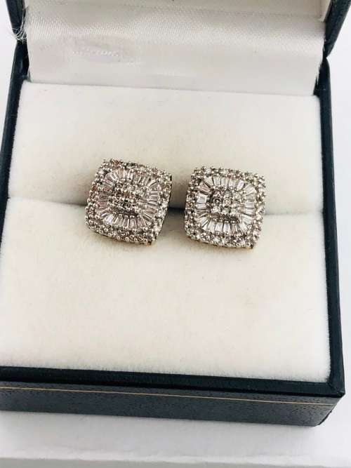 *SOLID GOLD DIAMOND STUDDED EARRINGS* R1 BIDS