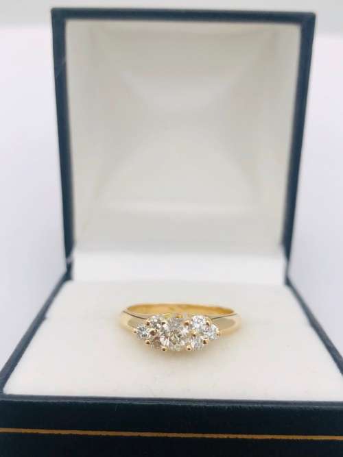 *1CT VS1 H DIAMOND RING (MAIN STONE 0.40CT)* 18K GOLD