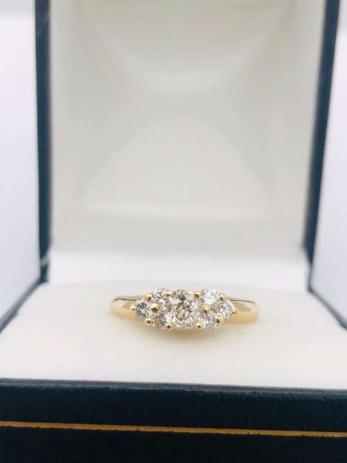 *1CT VS1 H DIAMOND RING (MAIN STONE 0.40CT)* 18K GOLD