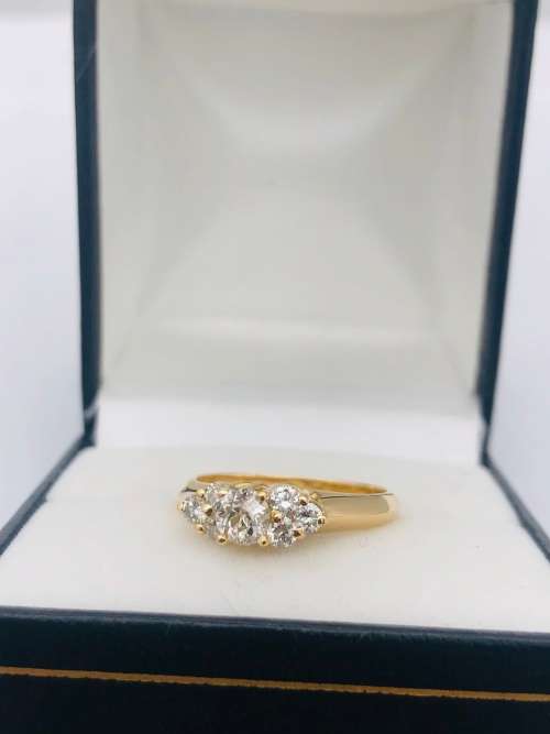 *1CT VS1 H DIAMOND RING (MAIN STONE 0.40CT)* 18K GOLD
