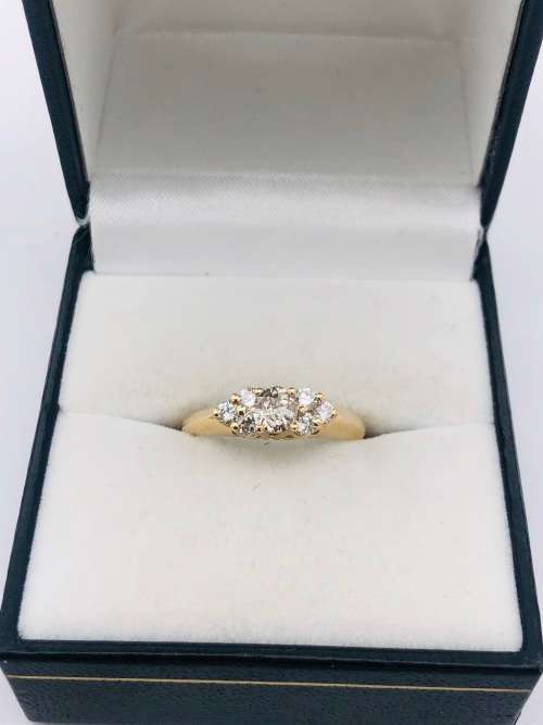 *1CT VS1 H DIAMOND RING (MAIN STONE 0.40CT)* 18K GOLD