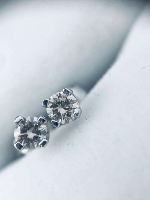 *SOLID WHITE GOLD DIAMOND STUDS*