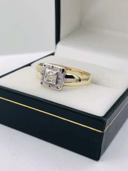 *VS2 0.16CT DIAMOND SQUARE RING* R1 BIDS
