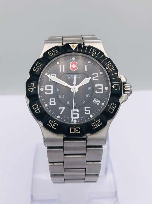 *VICTORINOX PILOTS WATCH WATCH* WITH BOX & PAPERS!