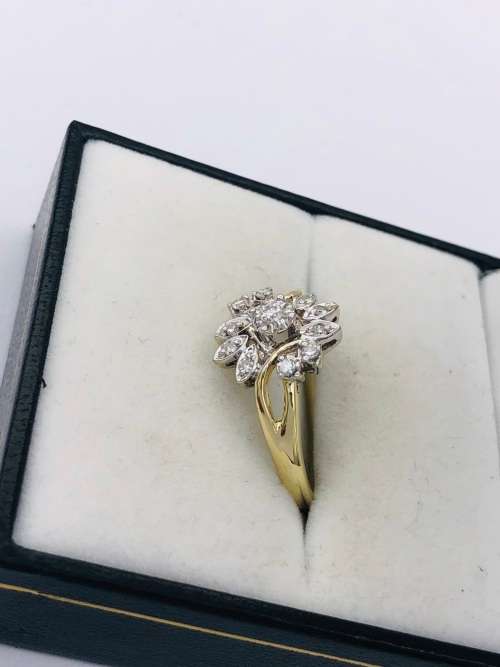 *18CT VS DIAMOND FLOWER RING*