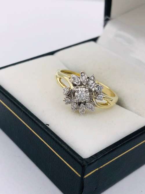*18CT VS DIAMOND FLOWER RING*