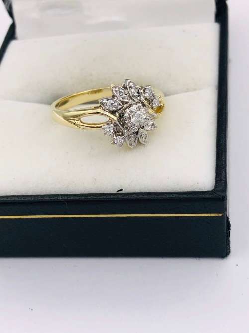 *18CT VS DIAMOND FLOWER RING*