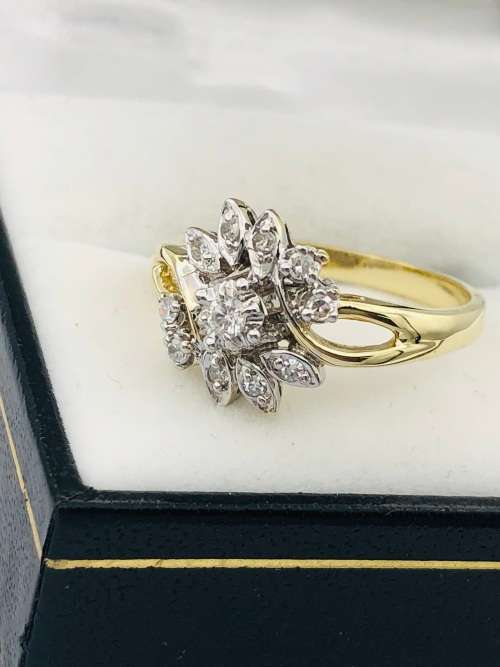 *18CT VS DIAMOND FLOWER RING*