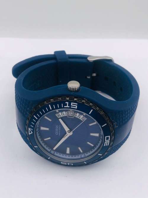 *GUESS MENS SPORTS WATCH* R1 BIDS!