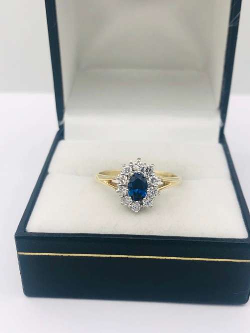 *18CT GOLD SAPPHIRE & DIAMOND CLUSTER RING* R1 BIDS