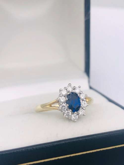 *18CT GOLD SAPPHIRE & DIAMOND CLUSTER RING* R1 BIDS