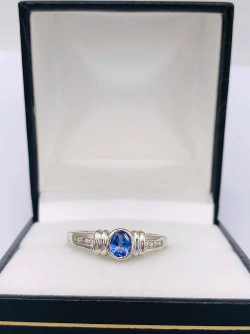 *9CT WHITE GOLD TANZANITE & DIAMOND SATURN RING* R1 BIDS!