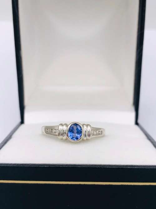 *9CT WHITE GOLD TANZANITE & DIAMOND SATURN RING* R1 BIDS!