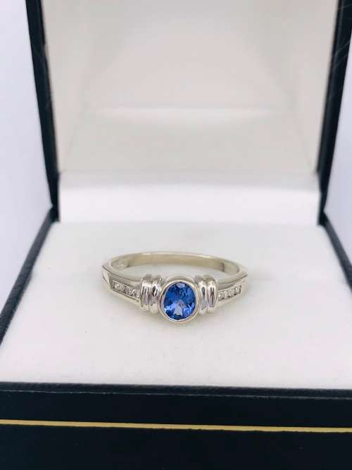 *9CT WHITE GOLD TANZANITE & DIAMOND SATURN RING* R1 BIDS!