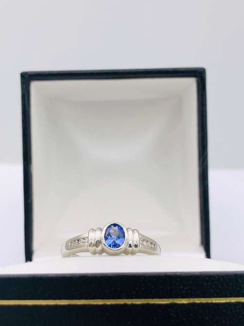 *9CT WHITE GOLD TANZANITE & DIAMOND SATURN RING* R1 BIDS!