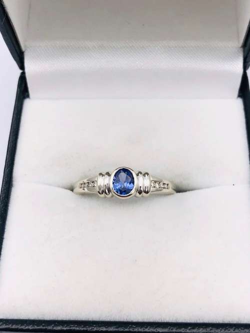 *9CT WHITE GOLD TANZANITE & DIAMOND SATURN RING* R1 BIDS!