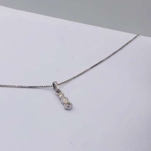 *9CT WHITE GOLD DIAMOND PENDANT* R1 BIDS
