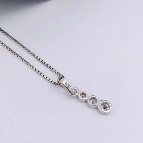 *9CT WHITE GOLD DIAMOND PENDANT* R1 BIDS