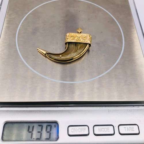 *18CT GOLD AUTHENTIC TIGER CLAW PENDANT* R1 BIDS!