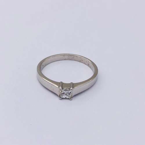 *9CT WHITE GOLD PRINCESS DIAMOND RING* R1 BIDS