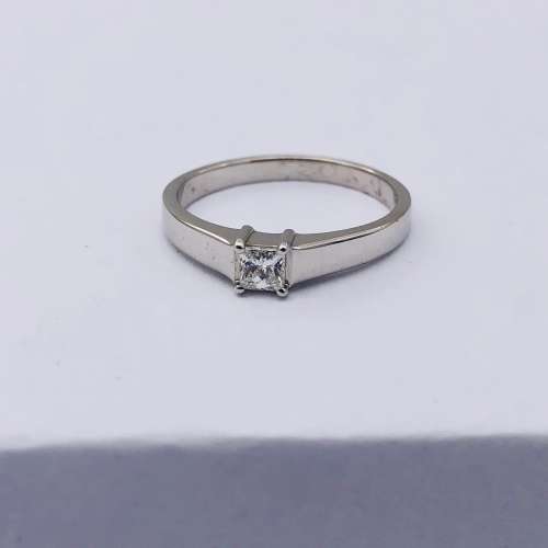 *9CT WHITE GOLD PRINCESS DIAMOND RING* R1 BIDS