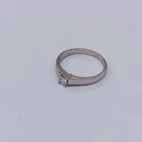 *9CT WHITE GOLD PRINCESS DIAMOND RING* R1 BIDS