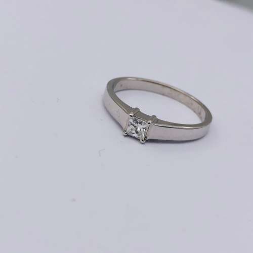 *9CT WHITE GOLD PRINCESS DIAMOND RING* R1 BIDS