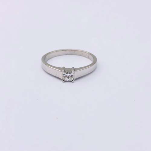 *9CT WHITE GOLD PRINCESS DIAMOND RING* R1 BIDS