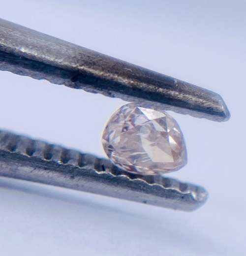 *EGL 0.10CT PEAR CUT DIAMOND* UNUSUAL PINK HUE!