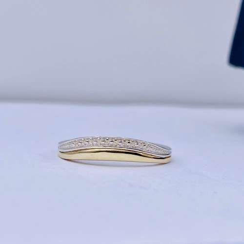 *9CT GOLD TWO-TONE BANDED RING* R1 BIDS!!!