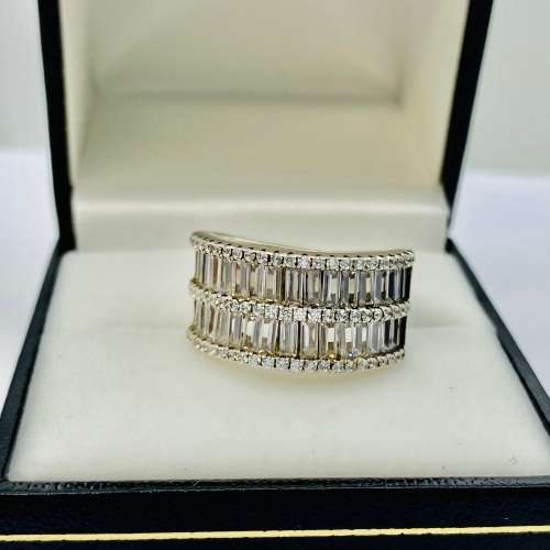 *SOLID SILVER CUBIC BAGUETTER CLUSTER RING* R1 BIDS!!!