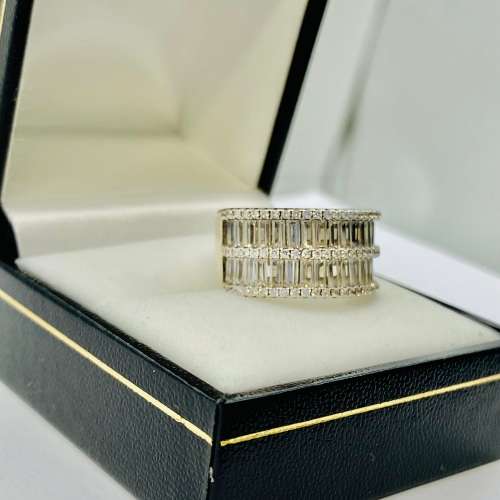 *SOLID SILVER CUBIC BAGUETTER CLUSTER RING* R1 BIDS!!!