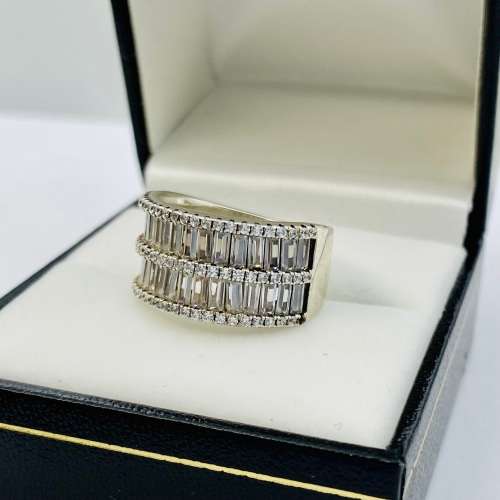 *SOLID SILVER CUBIC BAGUETTER CLUSTER RING* R1 BIDS!!!