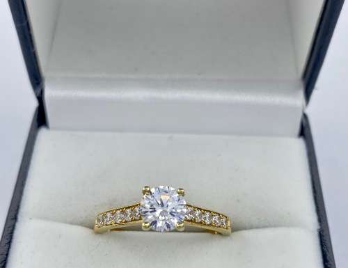 *STUNNING RADIANT CUBIC SOLID GOLD RING* R1 BIDS