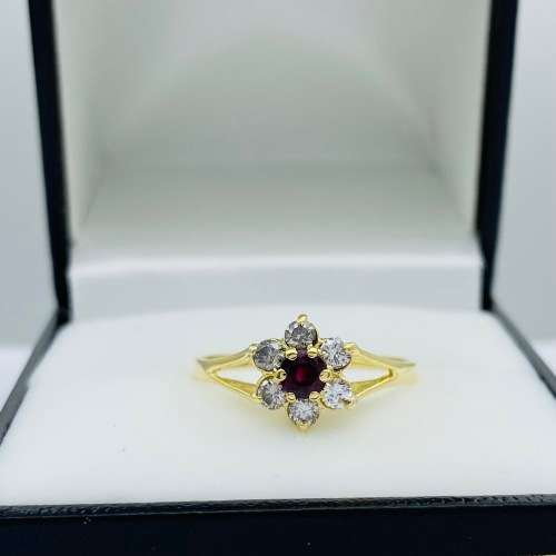 *18CT DIAMOND & RUBY CLUSTER RING* R1 BIDS