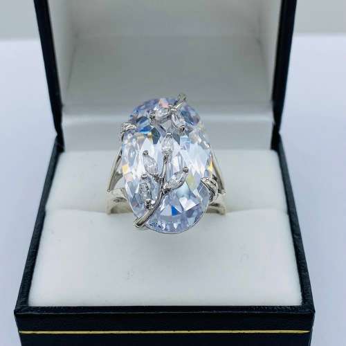 *BEAUTIFUL SWAROVSKI LARGE CRYSTAL INDEX RING* R1 BIDS!