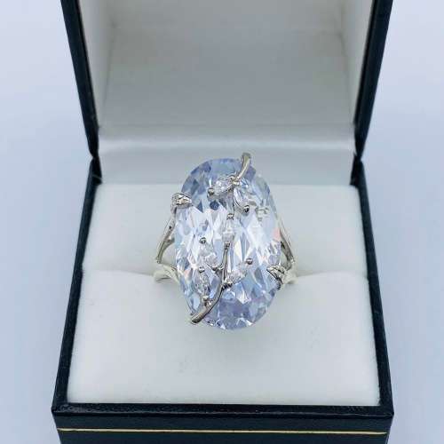 *BEAUTIFUL SWAROVSKI LARGE CRYSTAL INDEX RING* R1 BIDS!
