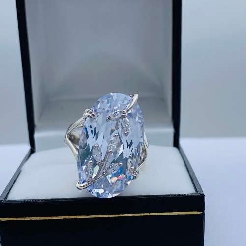 *BEAUTIFUL SWAROVSKI LARGE CRYSTAL INDEX RING* R1 BIDS!
