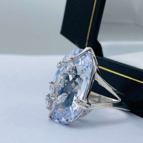 *BEAUTIFUL SWAROVSKI LARGE CRYSTAL INDEX RING* R1 BIDS!