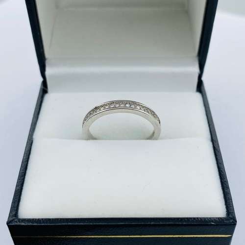 *ELEGANT STERLING SILVER ETERNITY RING* R1 BIDS!