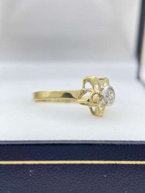 *STUNNING 0.25CT DIAMOND FLOWER SOLITAIRE RING* R1 BIDS