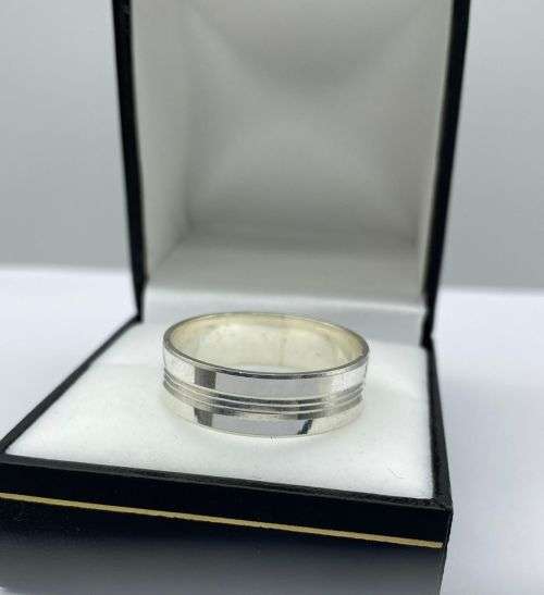 *EXCELLENT SILVER BANDED RING* R1 BIDS!!!