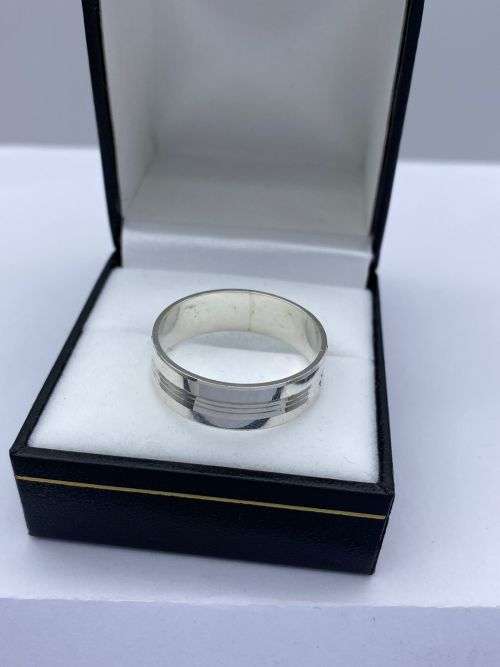 *EXCELLENT SILVER BANDED RING* R1 BIDS!!!