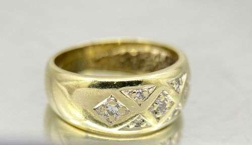 ***0.15CT YELLOW GOLD DIAMOND STUDDED RING!***