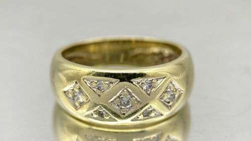 ***0.15CT YELLOW GOLD DIAMOND STUDDED RING!***