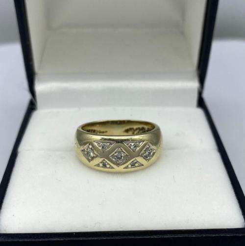 ***0.15CT YELLOW GOLD DIAMOND STUDDED RING!***