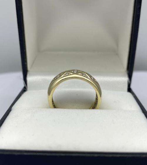 ***0.15CT YELLOW GOLD DIAMOND STUDDED RING!***