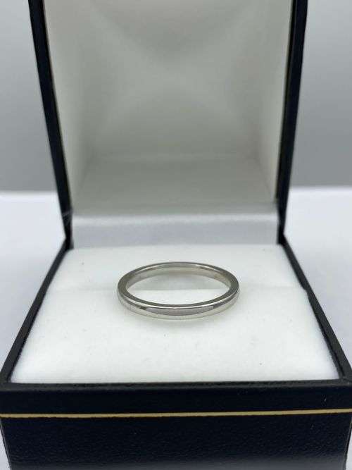 ***DAINTY STERLING SILVER BANDED RING* R1 BIDS!!!