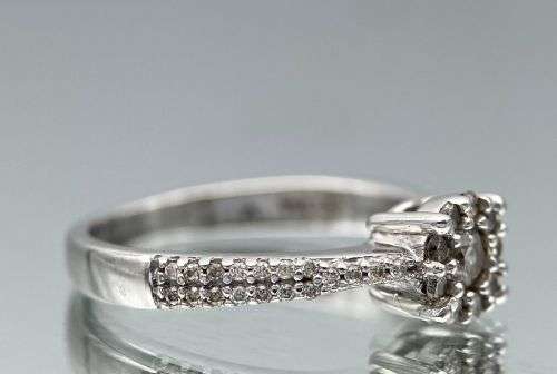 ***18K GOLD 0.37CT DIAMOND SOLITAIRE CLUSTER RING*** R1 BIDS!