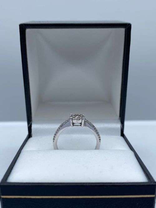 ***18K GOLD 0.37CT DIAMOND SOLITAIRE CLUSTER RING*** R1 BIDS!